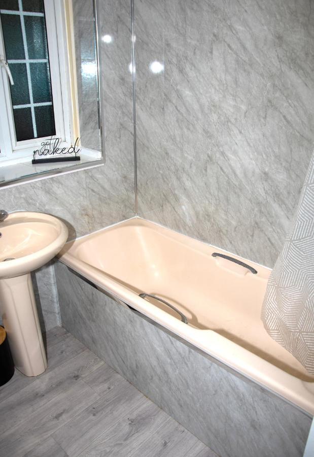 ווסט ברומוויץ' Xb Property - Comfy House Perfect For Families Contractors Relocators מראה חיצוני תמונה